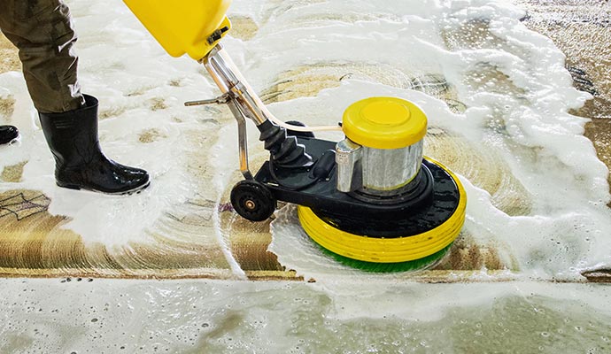 professional-cleaning-rug-using-equipment